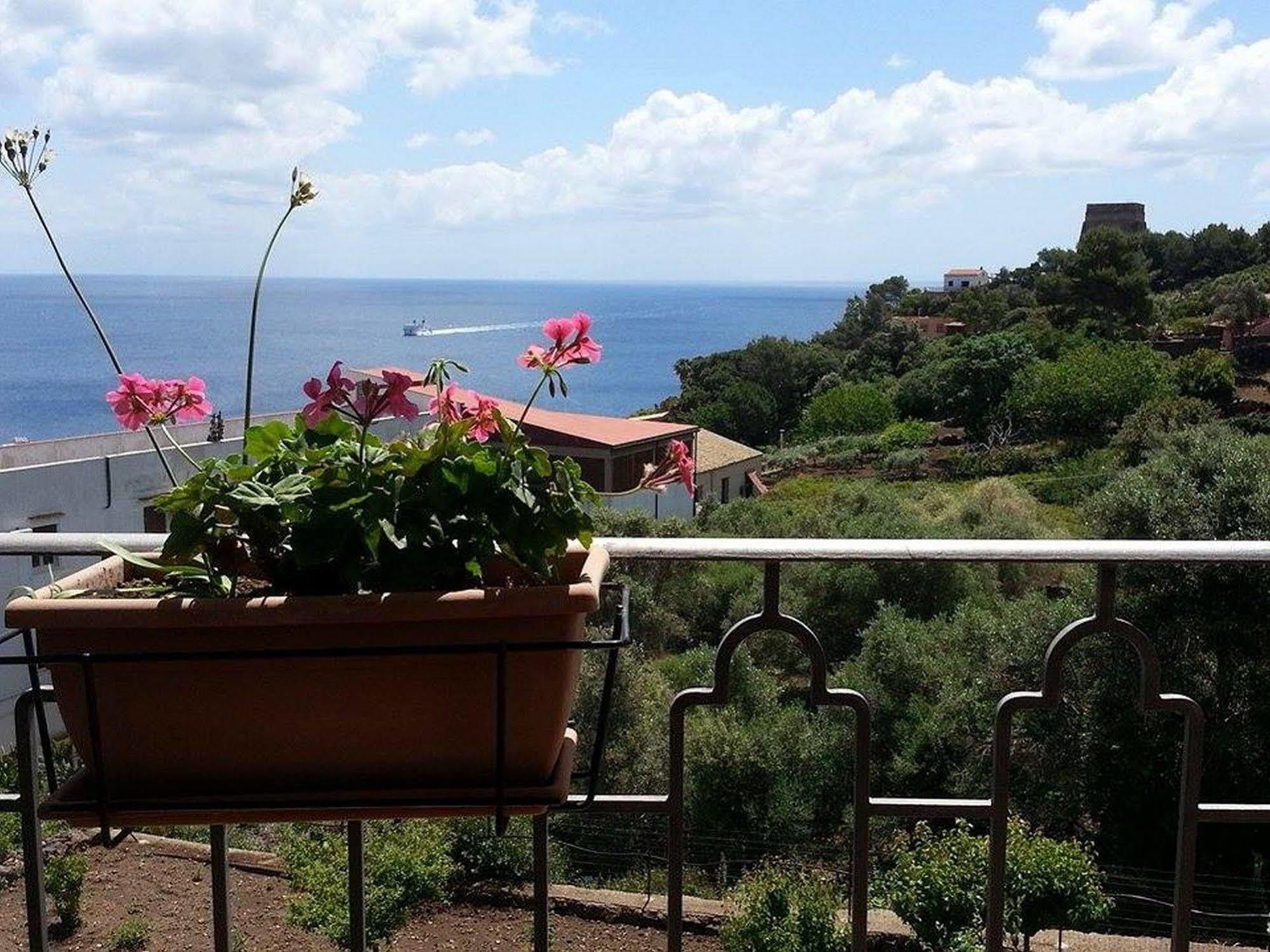 Hotel Clelia Isola di Ustica Bagian luar foto